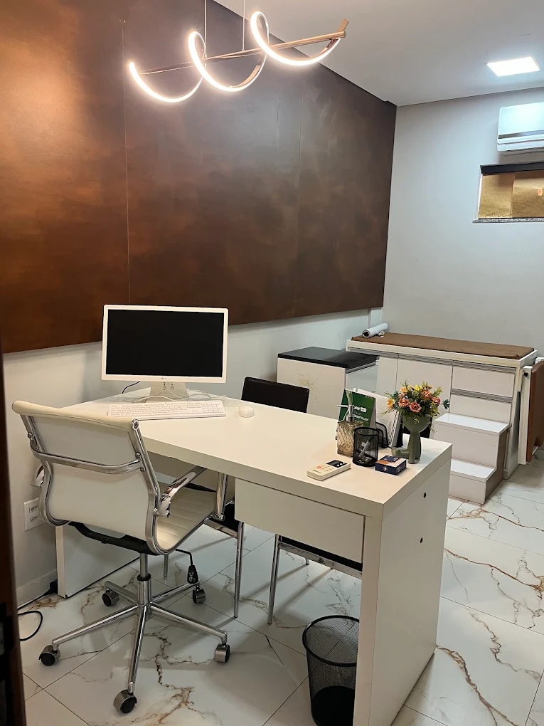 Consultório equipado com mesa e computador