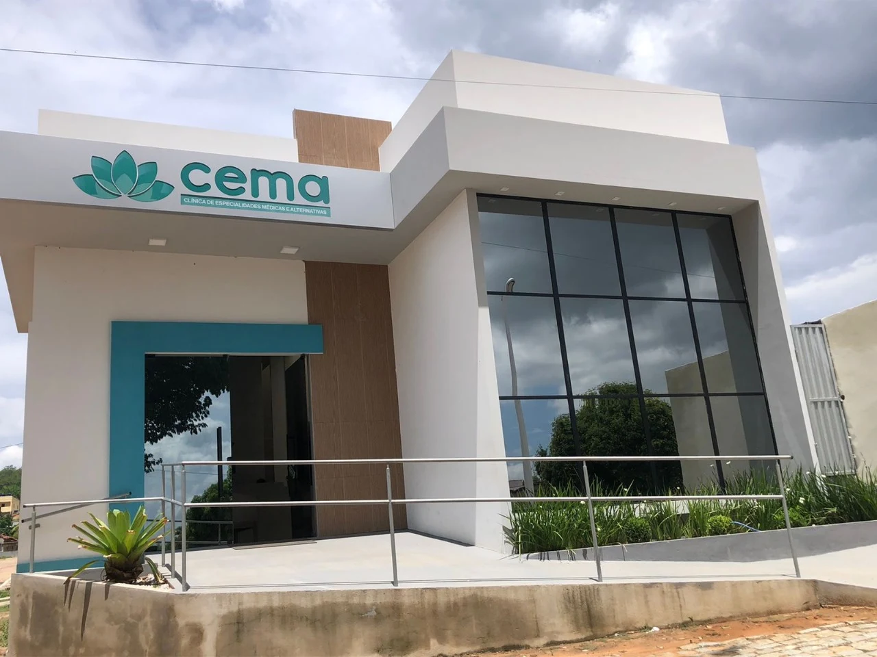 Entrada da clínica com rampa de acessibilidade