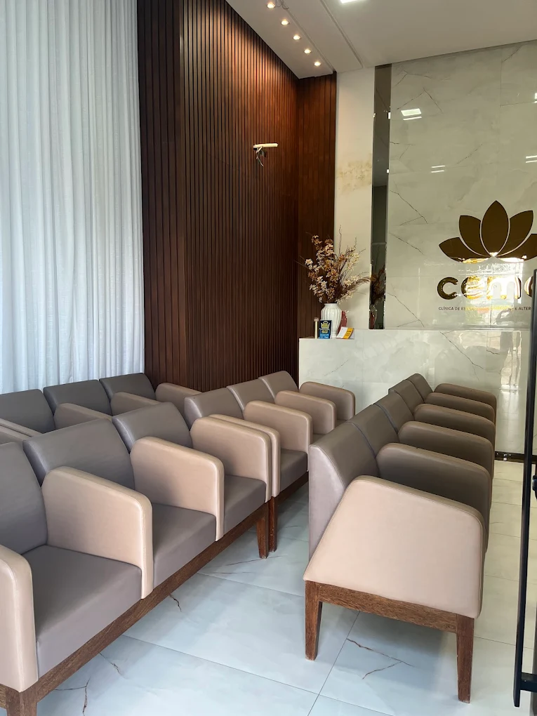 Sala de espera ampla com poltronas
