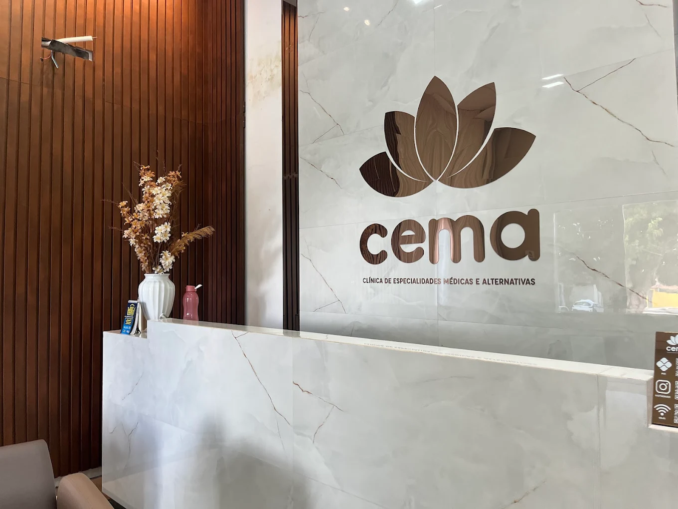 Recepção da Clínica CEMA com o logotipo em relevo