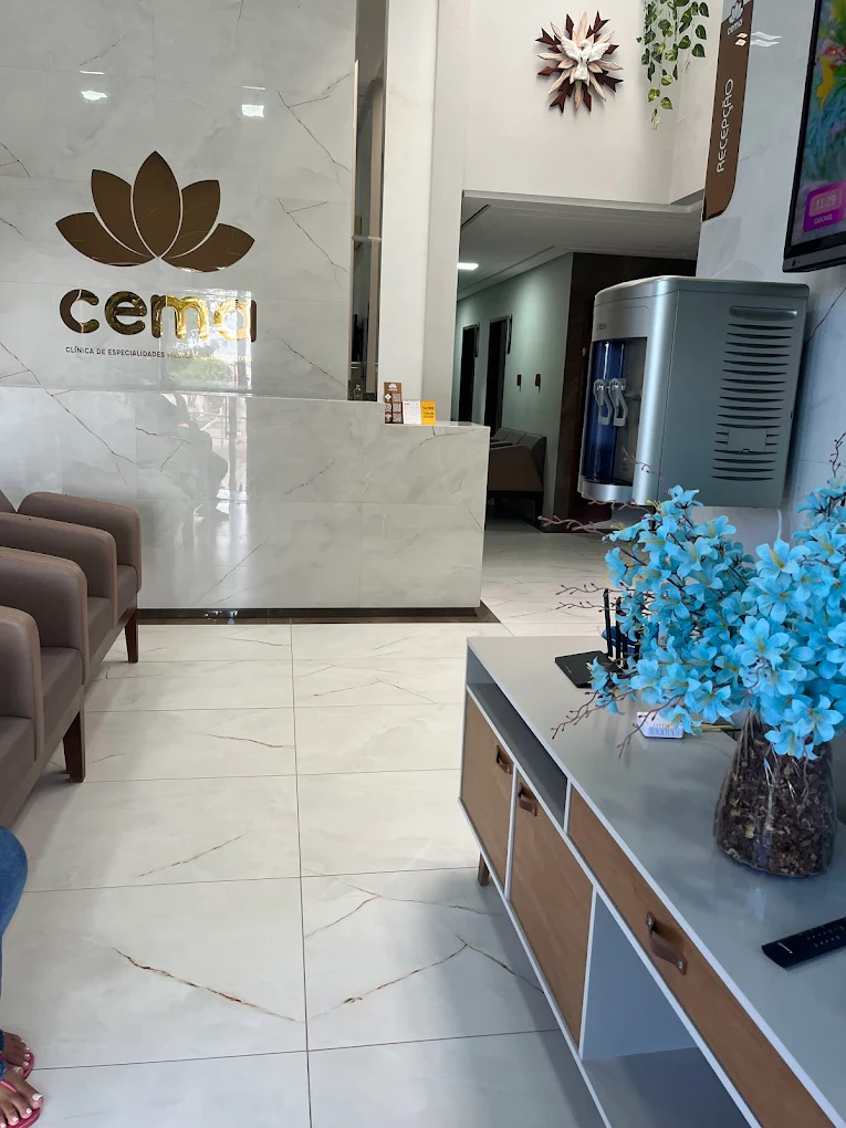 Hall de entrada e balcão de recepção da clínica