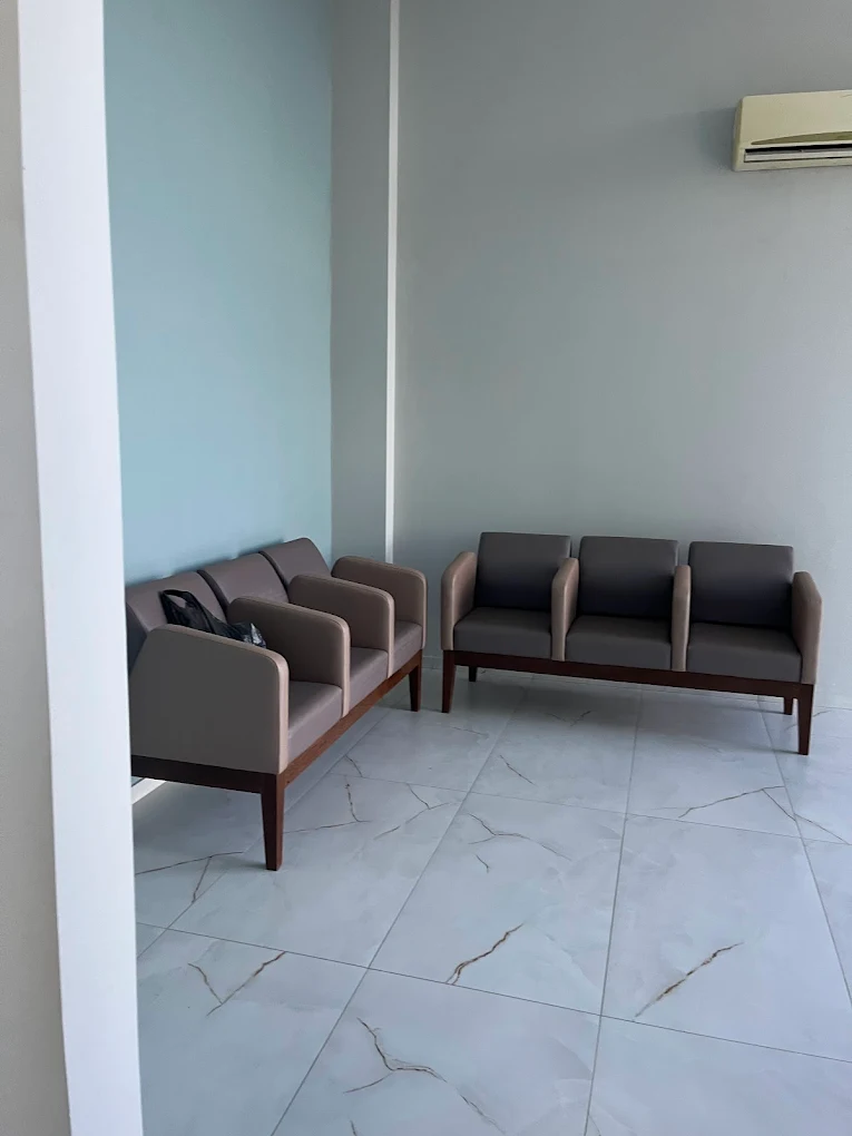Sala de espera reservada com poltronas